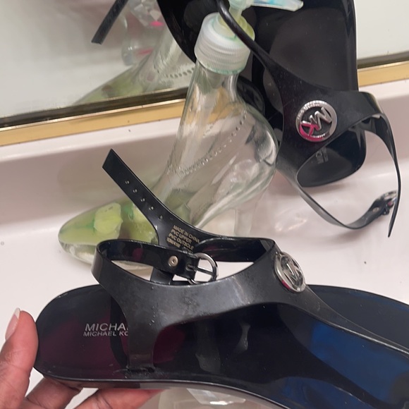 MICHAEL KORS SLIPPERS. CUTE MU$T HAVE.. 🥰👍🏽 - Picture 5 of 6